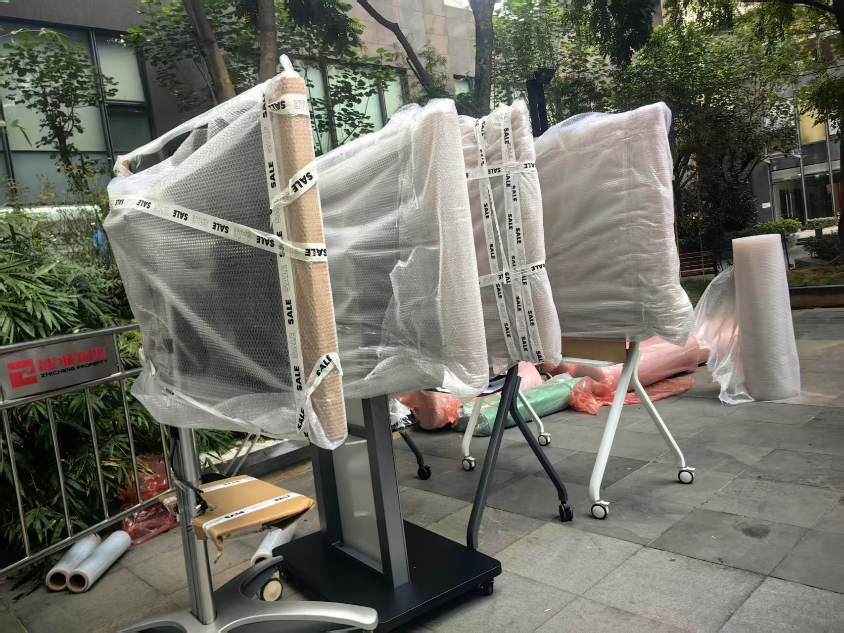 办公设备采用加厚气泡膜全包裹,边角加装护角,外箱标注楼层与部门对应信息