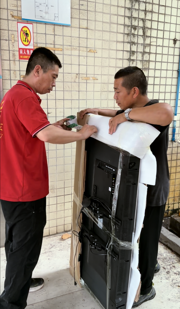 工作人员为电视类脆弱电器设备增加缓冲材料和纸板防护。