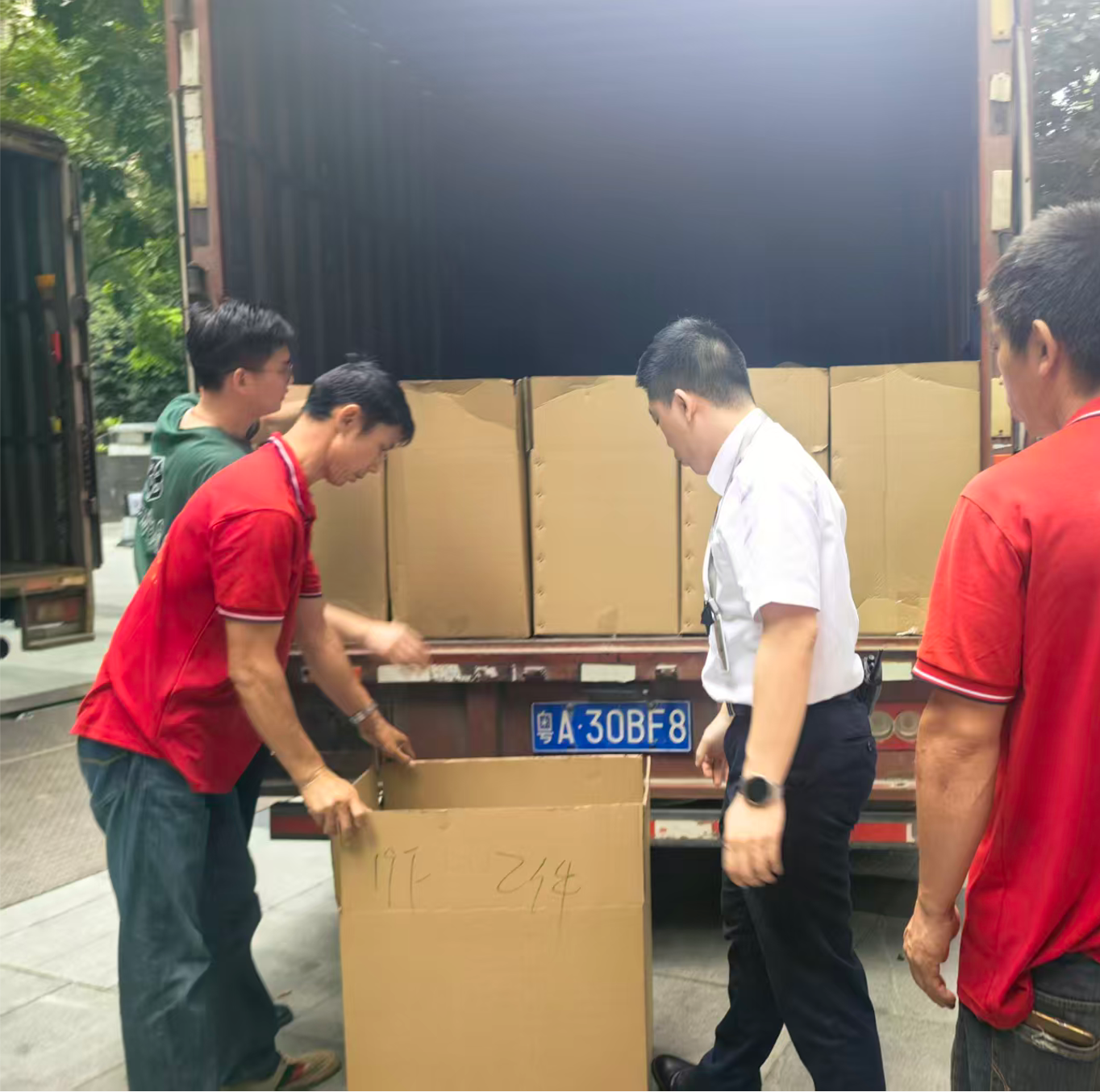 项目负责人全程现场管控,逐箱核对编号与数量,装车后固定确认,每一步骤留痕