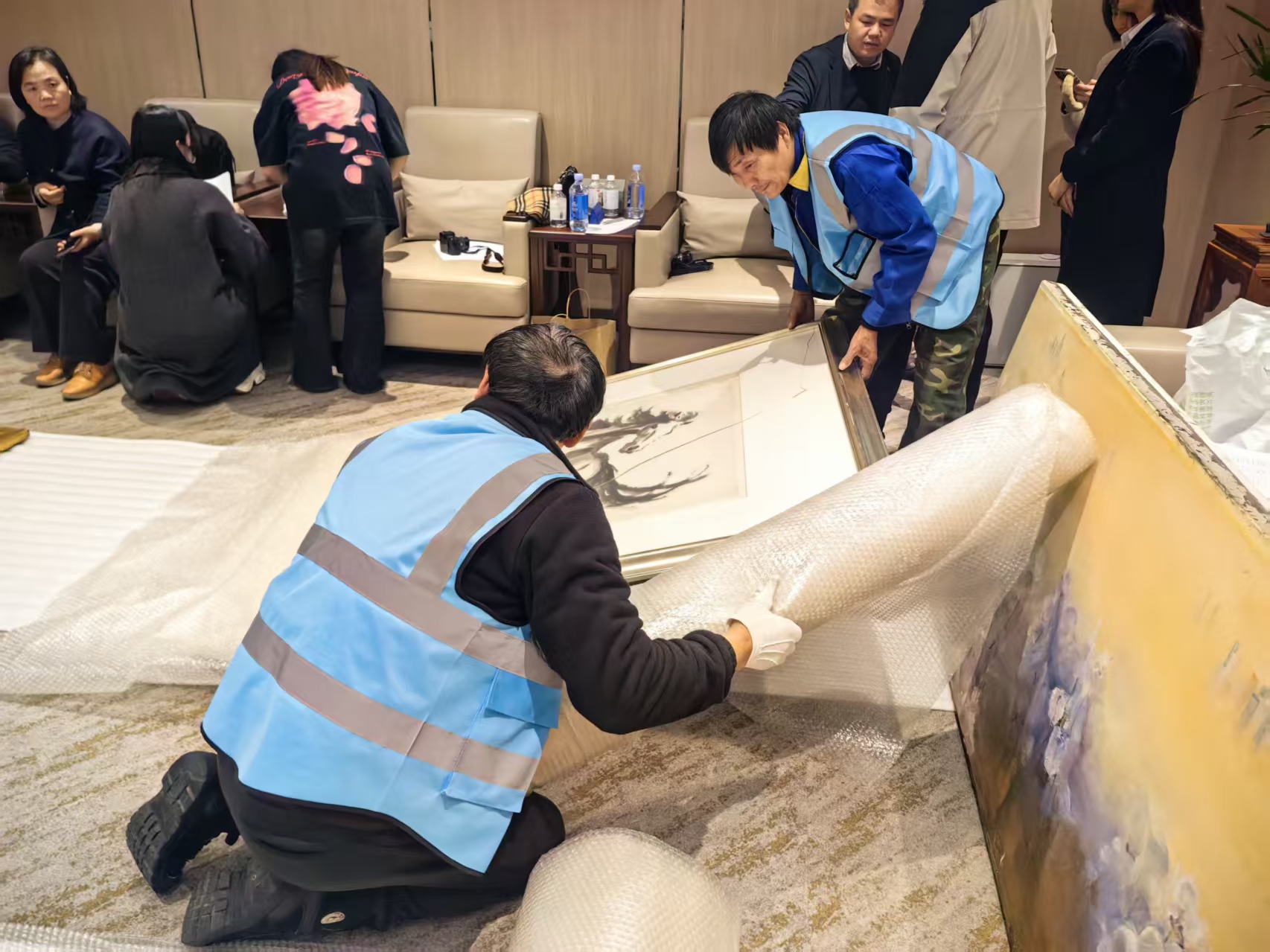 广州私宅古董字画搬运案例:名家书画分层防护 + 全程溯源零损伤实录案例图片